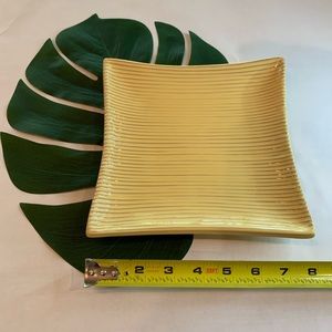 Dish for appetizers or decor